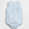 Babybodysuit i bomullsgasväv med Henley-krage och ficka