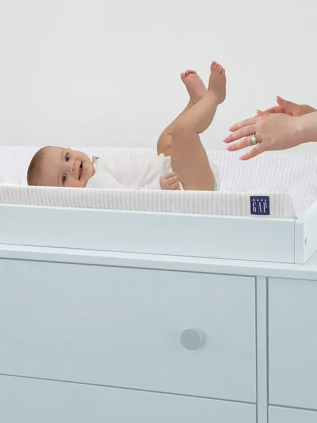 babyGap konturerad skötbädd med kylande överdrag