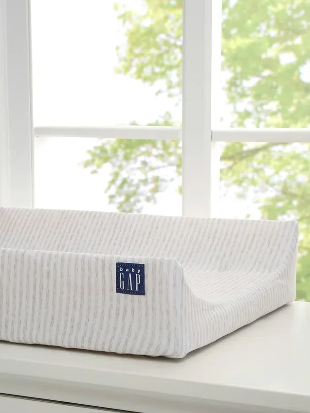 babyGap konturerad skötbädd med kylande överdrag