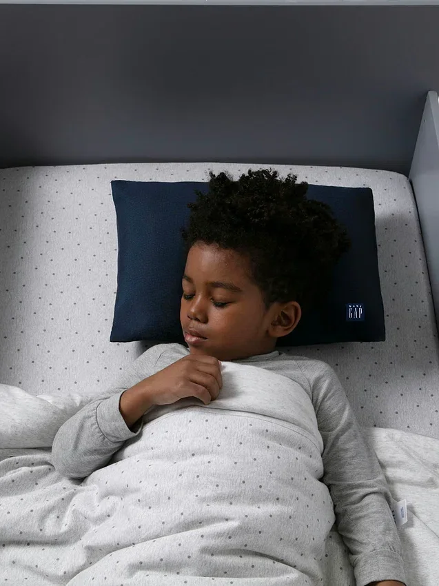 babyGap-kudde av minneskum för småbarn med 2 kylande överdrag