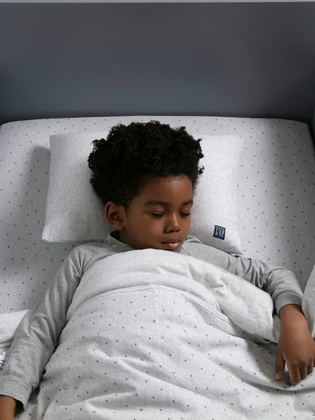 babyGap-kudde av minneskum för småbarn med 2 kylande överdrag