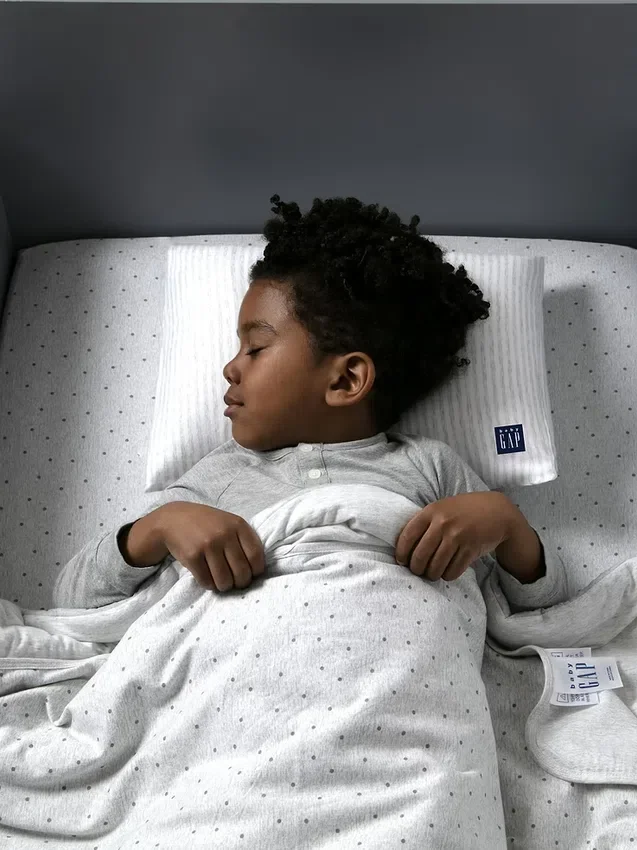 babyGap-kudde för småbarn med 2 kylande överdrag