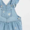 Babyoverall i denim med broderade blommor