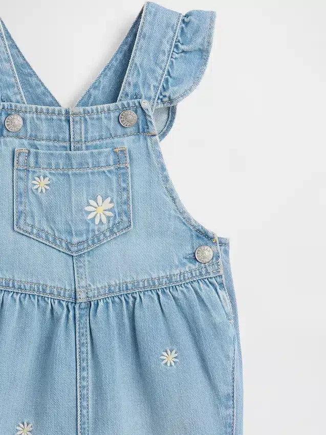 Babyoverall i denim med broderade blommor