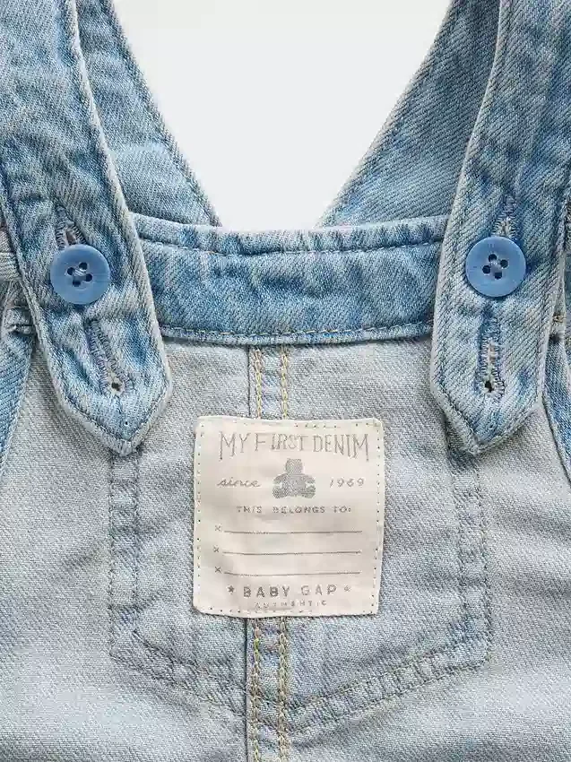 Babyoverall i denim med broderade blommor
