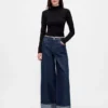 Baggy-jeans med medelhög midja och metalliska uppviktade benslut