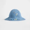 Barnhatt i broderad denim