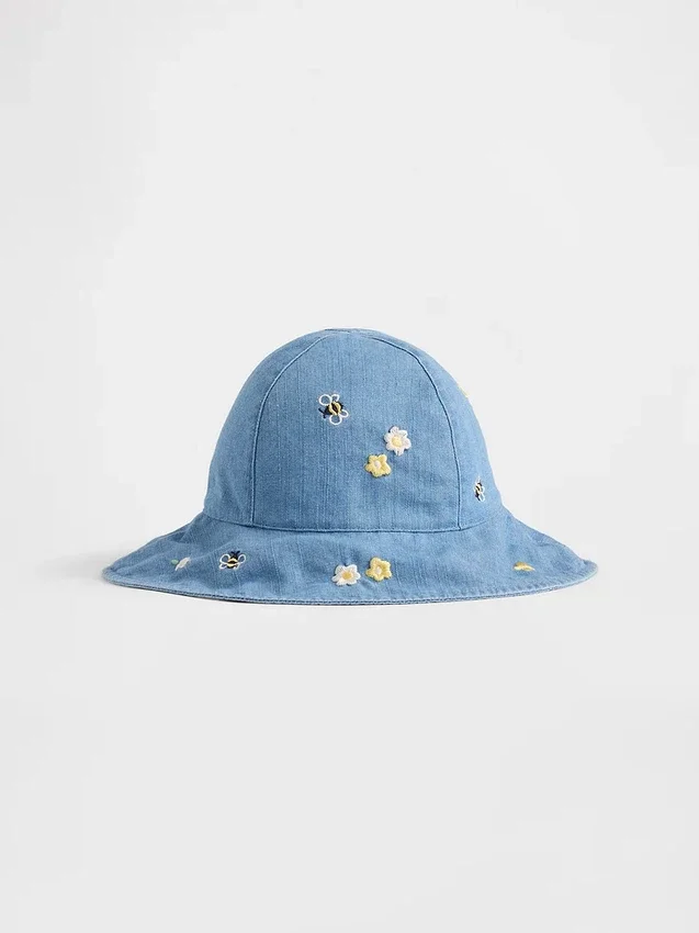 Barnhatt i broderad denim