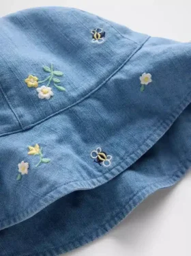 Barnhatt i broderad denim