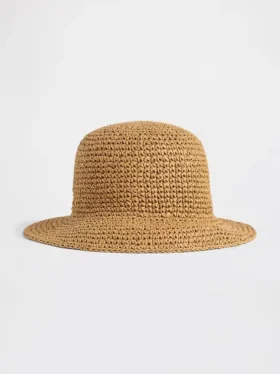 Barnhatt i strå