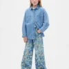 Barnjeans med blommönster i lös passform