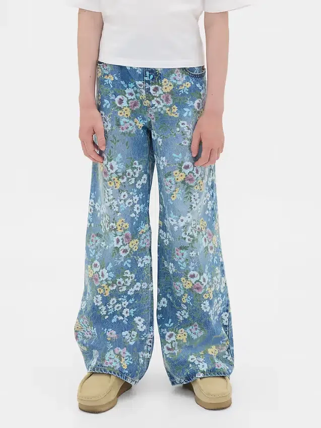 Barnjeans med blommönster i lös passform
