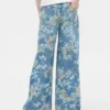 Barnjeans med blommönster i lös passform