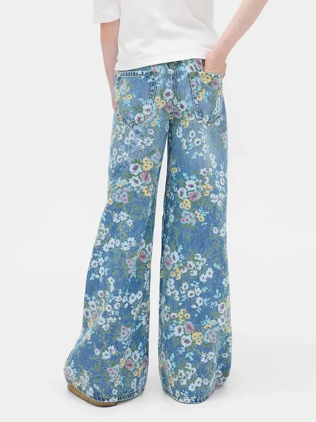 Barnjeans med blommönster i lös passform
