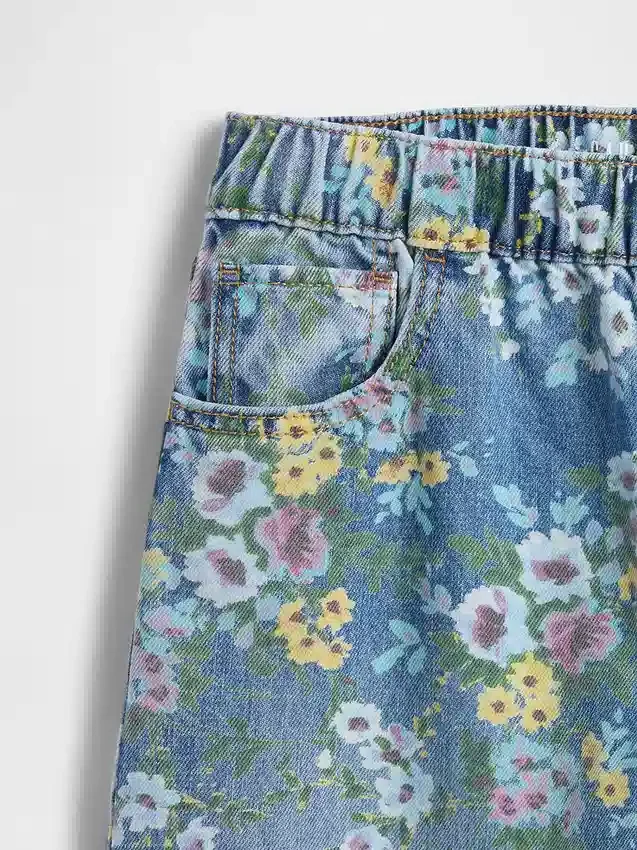 Barnjeans med blommönster i lös passform