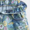 Barnjeans med blommönster i lös passform