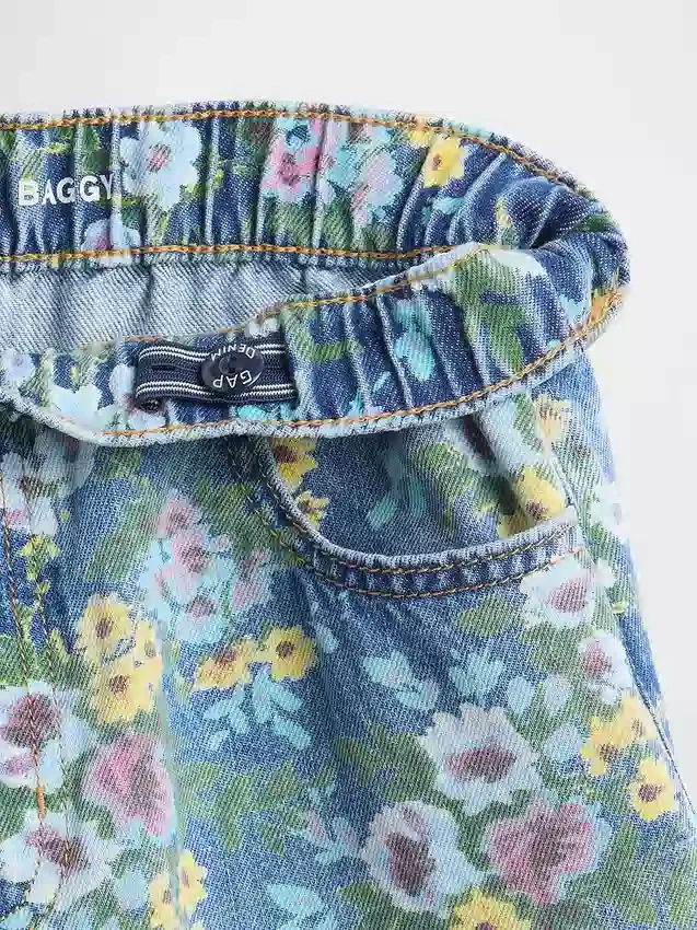 Barnjeans med blommönster i lös passform