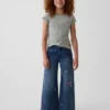 Barnjeans med låg midja, broderade och baggy