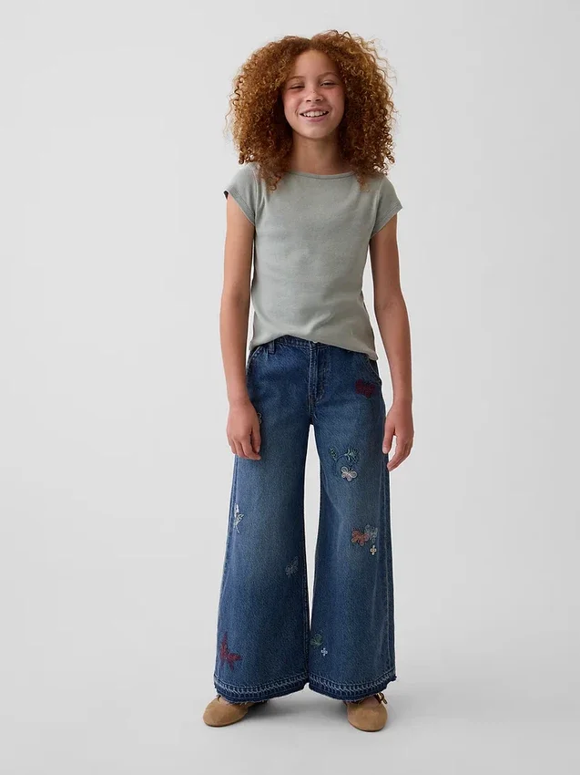 Barnjeans med låg midja, broderade och baggy