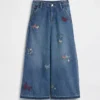 Barnjeans med låg midja, broderade och baggy