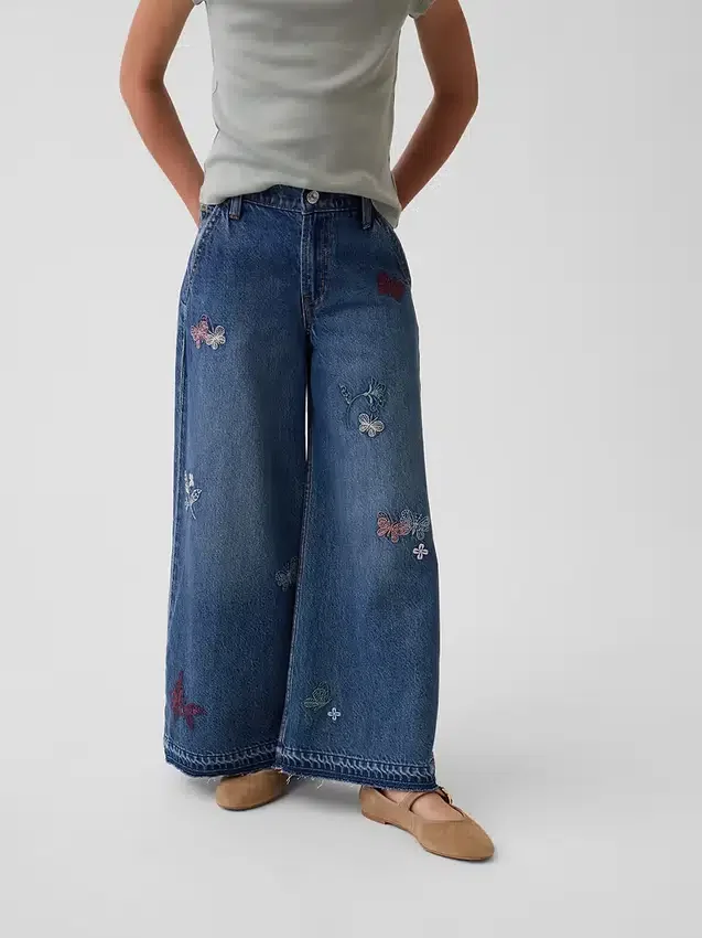 Barnjeans med låg midja, broderade och baggy