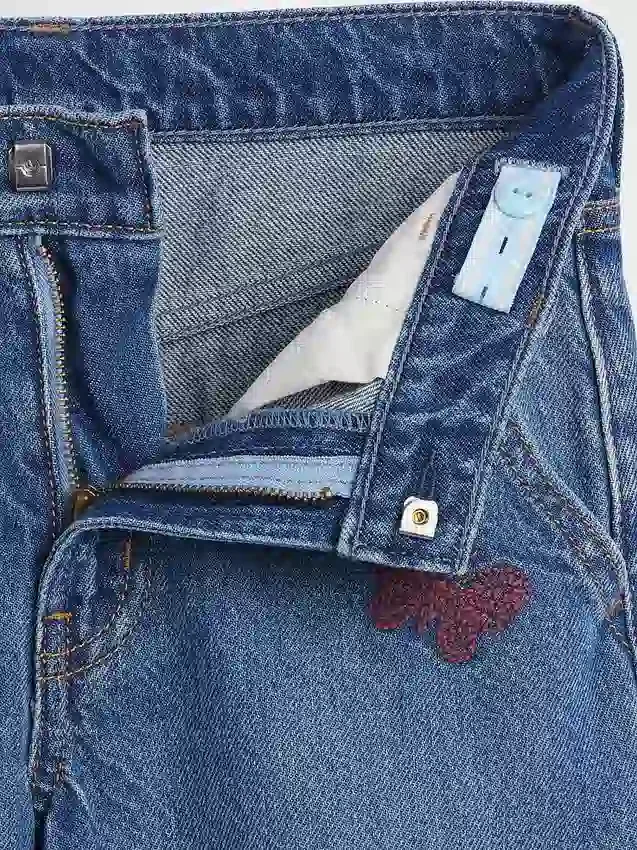 Barnjeans med låg midja, broderade och baggy