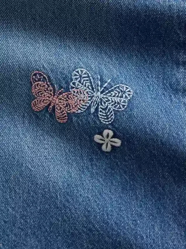 Barnjeans med låg midja, broderade och baggy