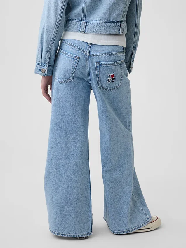 Barnjeans med låg midja, broderat ”I Heart NY” och baggy passform