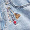 Barnjeans med låg midja, broderat ”I Heart NY” och baggy passform
