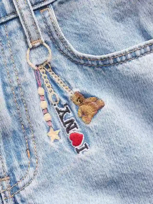 Barnjeans med låg midja, broderat ”I Heart NY” och baggy passform