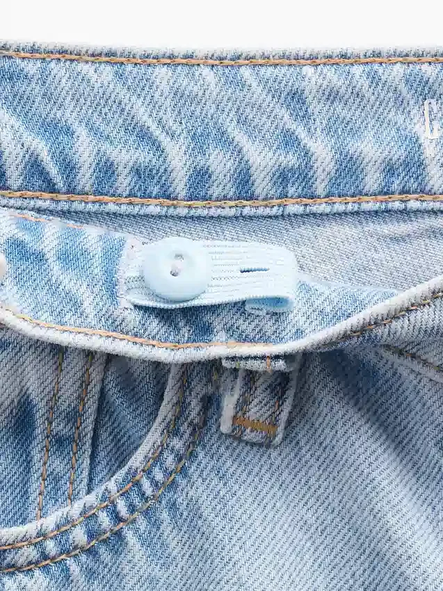 Barnjeans med låg midja, broderat ”I Heart NY” och baggy passform