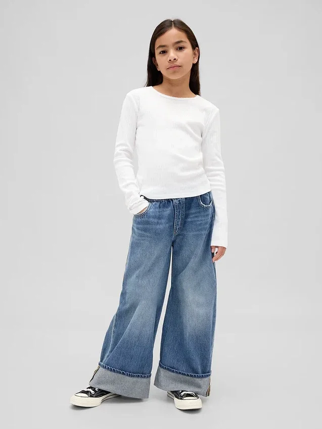Barnjeans med låg midja, vid ben och avslappnad passform