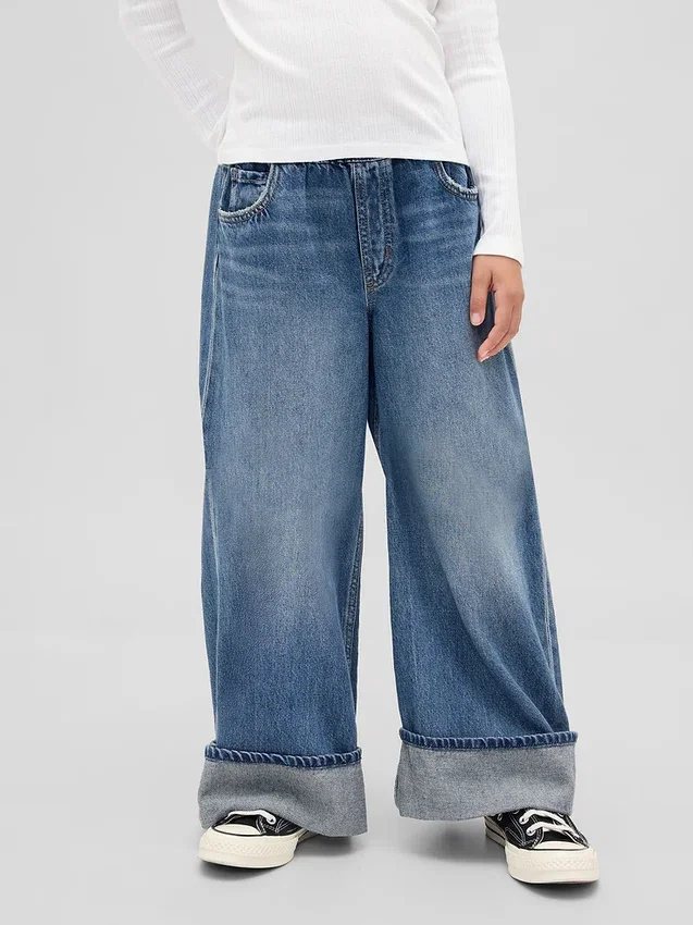Barnjeans med låg midja, vid ben och avslappnad passform