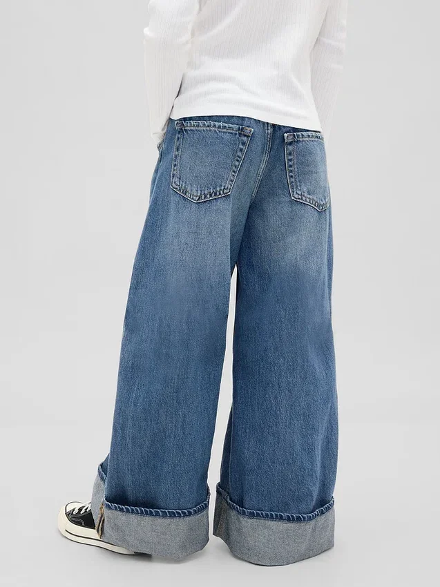 Barnjeans med låg midja, vid ben och avslappnad passform