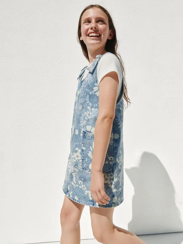 Barnkjol i denim med blommönster