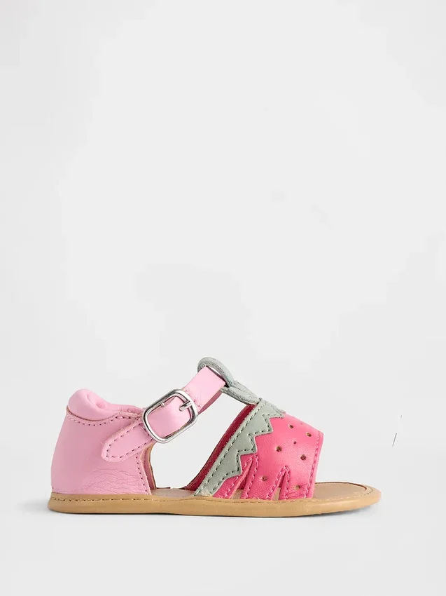 Barnsandaler med jordgubbsmotiv
