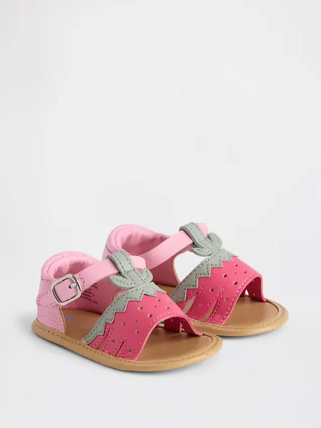 Barnsandaler med jordgubbsmotiv