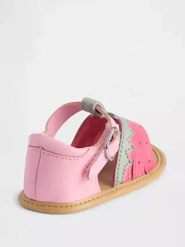 Barnsandaler med jordgubbsmotiv