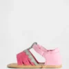 Barnsandaler med jordgubbsmotiv