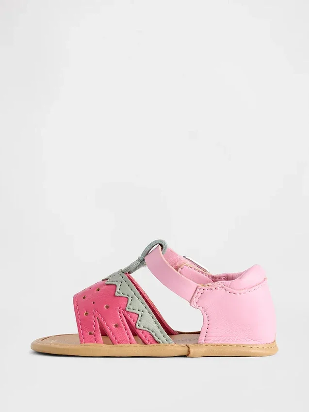 Barnsandaler med jordgubbsmotiv