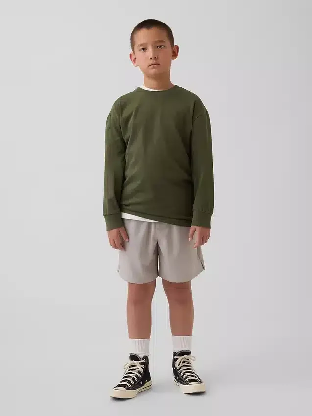 Barnshorts i avslappnad passform med snabbtorkande material