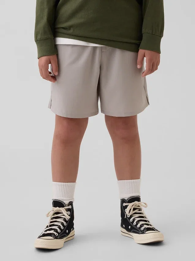 Barnshorts i avslappnad passform med snabbtorkande material