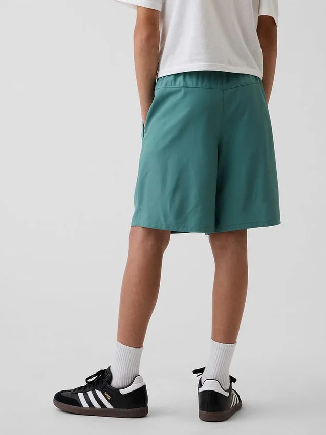 Barnshorts i avslappnad passform med snabbtorkande material