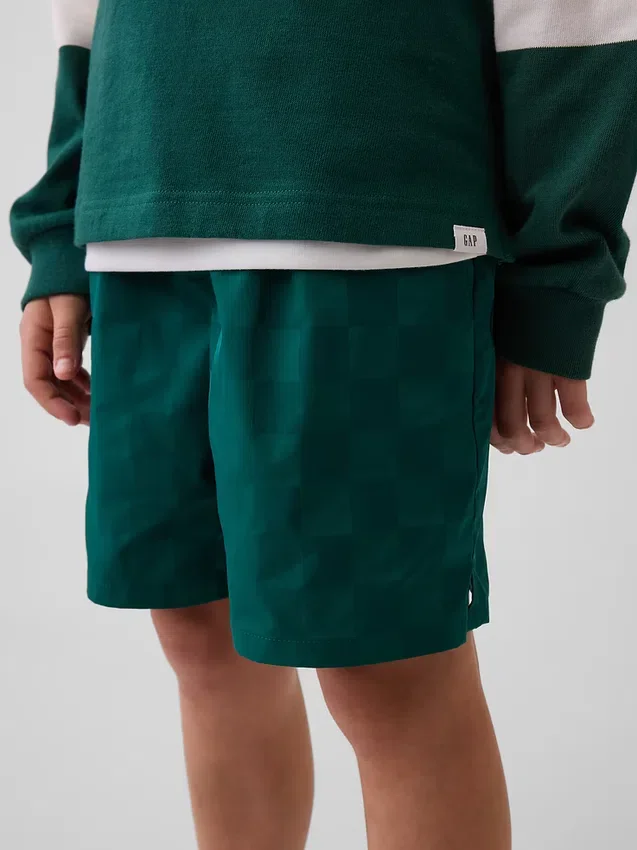 Barnshorts i avslappnad passform med snabbtorkande material