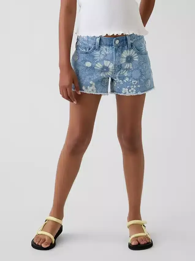 Barnshorts i denim med låg midja och blommönster