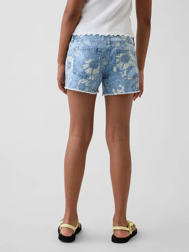 Barnshorts i denim med låg midja och blommönster