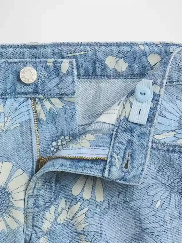 Barnshorts i denim med låg midja och blommönster