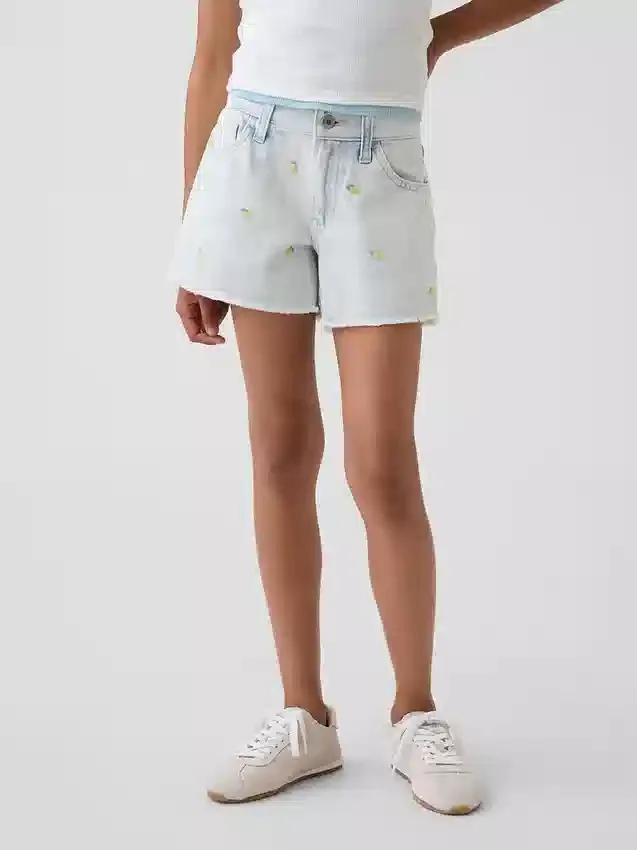 Barnshorts i låg midja med broderat citronmönster i denim