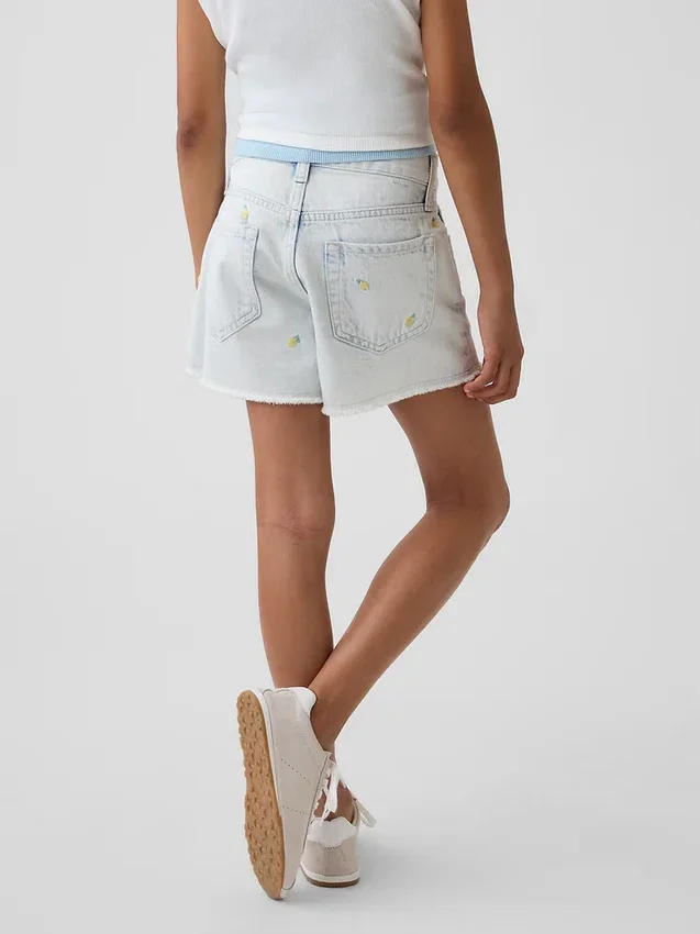 Barnshorts i låg midja med broderat citronmönster i denim
