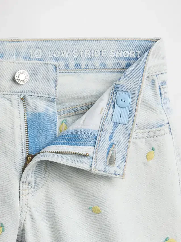 Barnshorts i låg midja med broderat citronmönster i denim